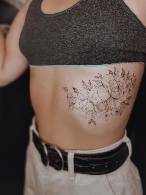 female black and grey fineline 纹身 在 ribcage #52158 | 纹身师 Алиса Ветрова