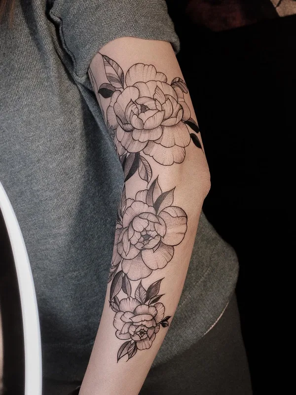 black and grey blackwork 纹身 在 forearm #52160 | 纹身师 Алиса Ветрова