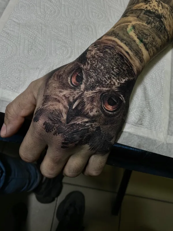 black and grey realism tatuaje en back of hand #65425 | Tatuador Андрей Андронов
