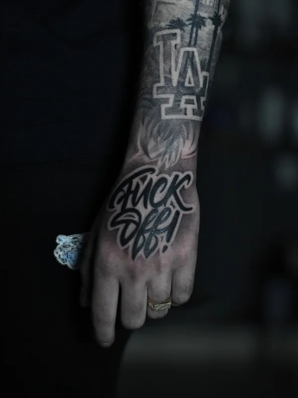 black and grey blackwork tatuaje en hand #65423 | Tatuador Андрей Андронов