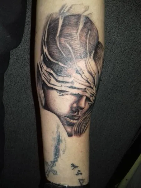 female black and grey realism Tatuagem em forearm #30627 | Tatuador Evgen Burko