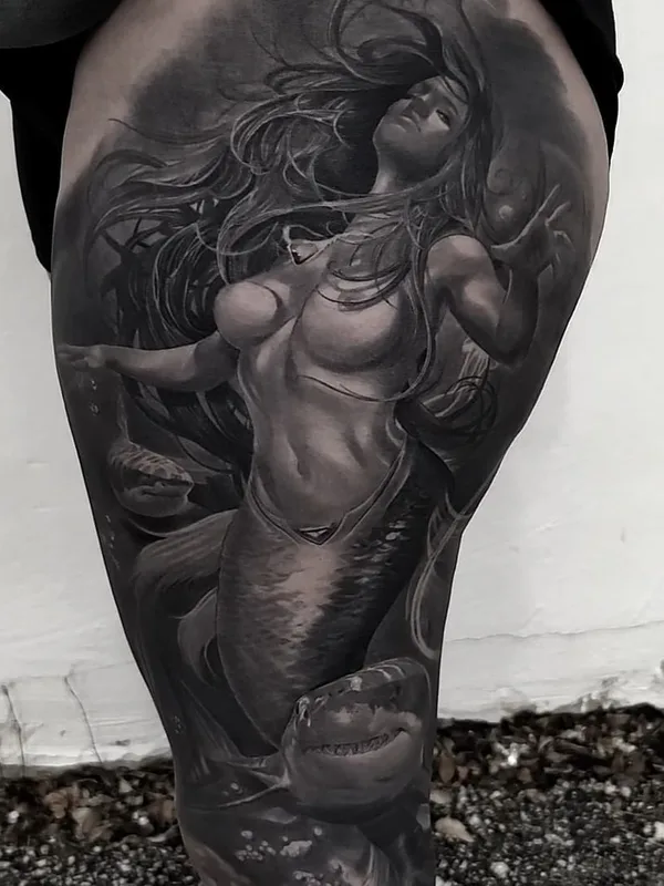 female black and grey realism татуировка на thigh #40406 | Тату мастер Gabriel Gonzalez
