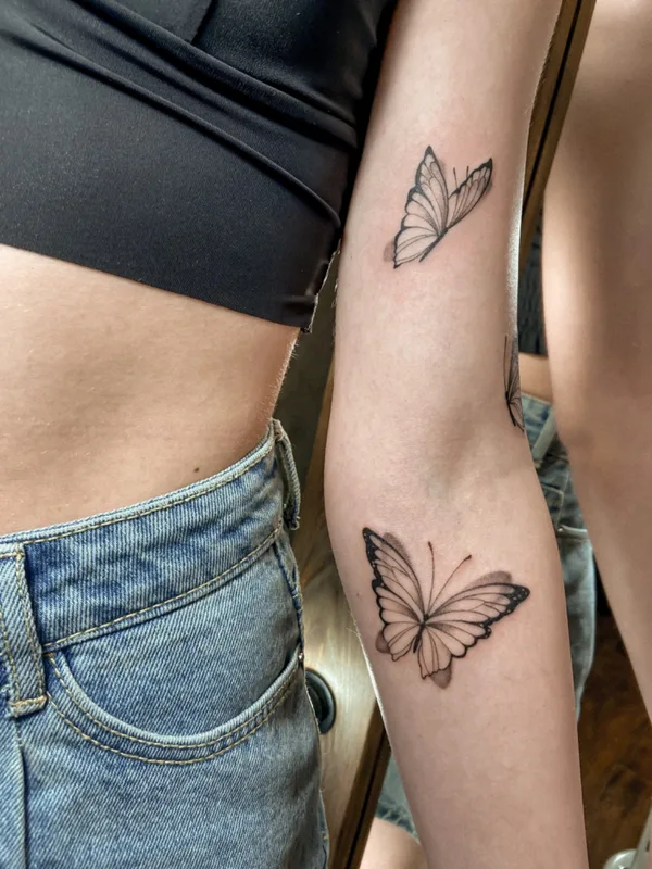 female black and grey fineline tattoo auf forearm #57321 | Tätowierer Котова Кристина kikitatts