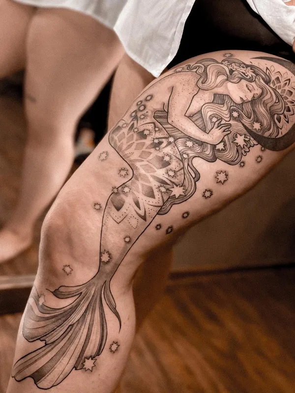 female black and grey linework tattoo auf thigh #57312 | Tätowierer Котова Кристина kikitatts