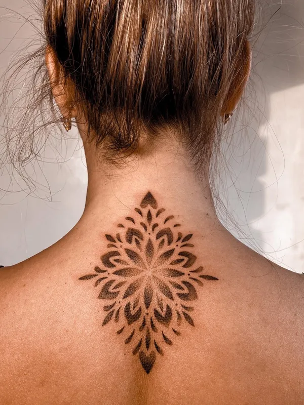female black ornamental tattoo auf back of neck #57314 | Tätowierer Котова Кристина kikitatts
