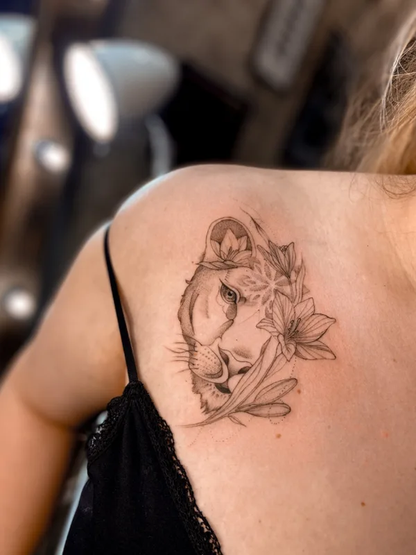 female black and grey fineline tattoo auf shoulder blade #57311 | Tätowierer Котова Кристина kikitatts