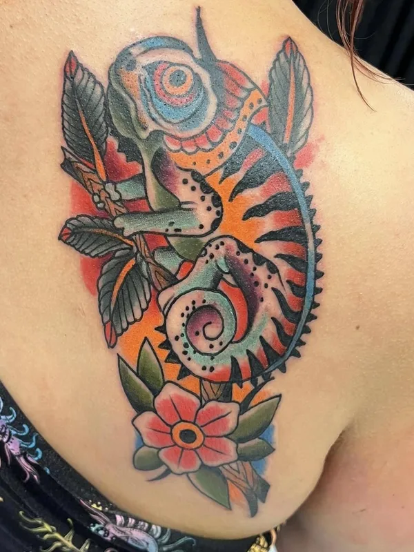 female color traditional Tatuaggio su shoulder blade #57332 | Tatuatore James Keller