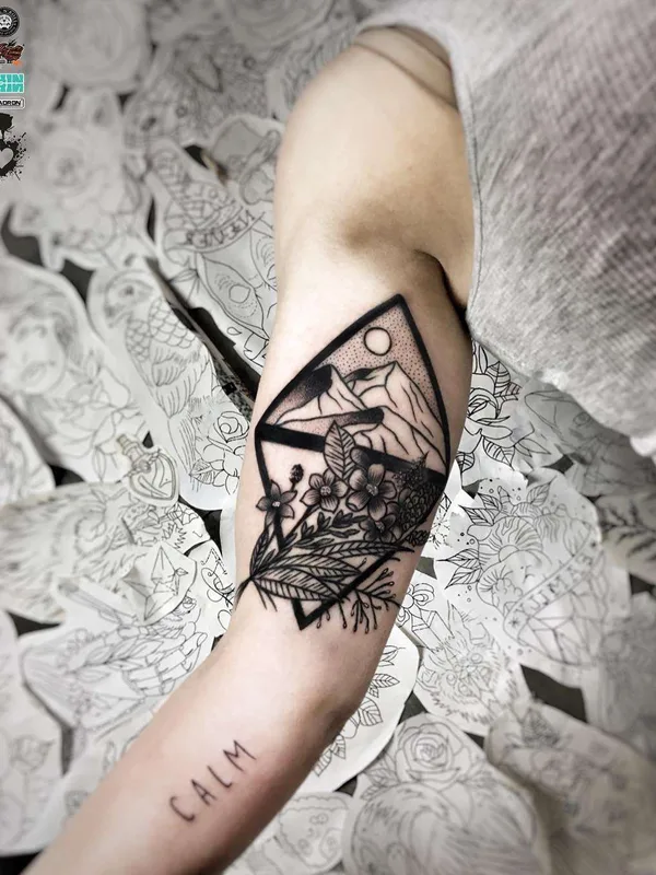 black and grey linework tattoo auf forearm #21222 | Tätowierer Ufo Tattoo