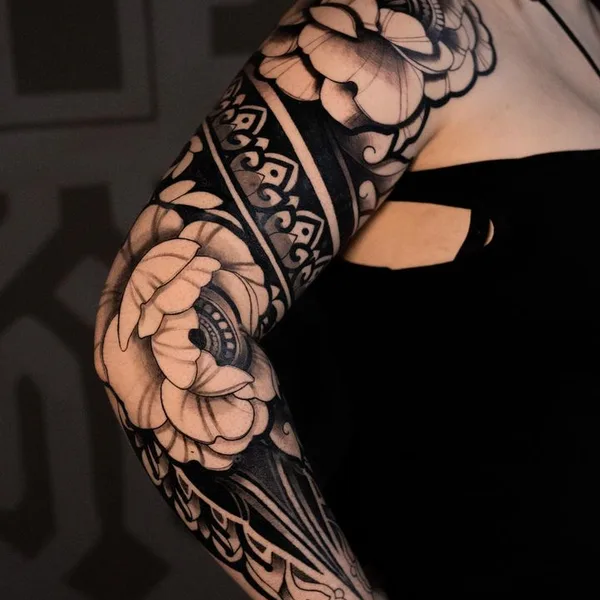 Graphic tattoo by Алиса Сахар in Nürnberg