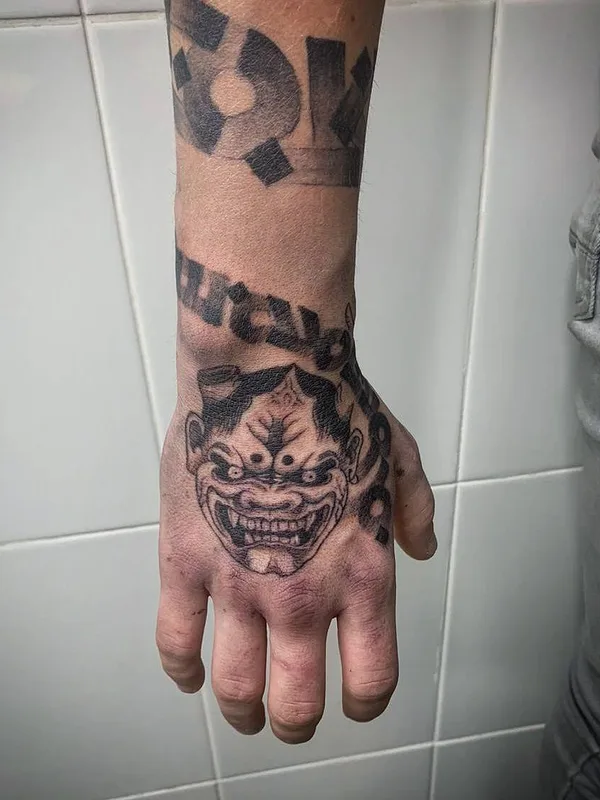 black blackwork tattoo auf back of hand #34064 | Tätowierer Nikita Zudov