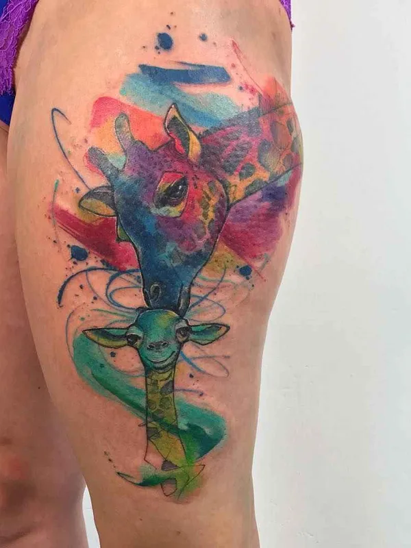 female color watercolor tatouage sur thigh #14705 | Artiste tatoueur Emrah de Lausbub