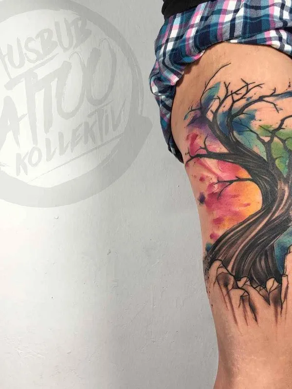 color watercolor tatouage sur thigh #14702 | Artiste tatoueur Emrah de Lausbub