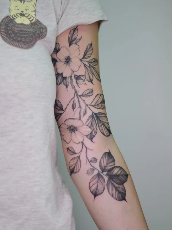 female black and grey botanic Tatuaggio su forearm #48854 | Tatuatore Рита Ламбер