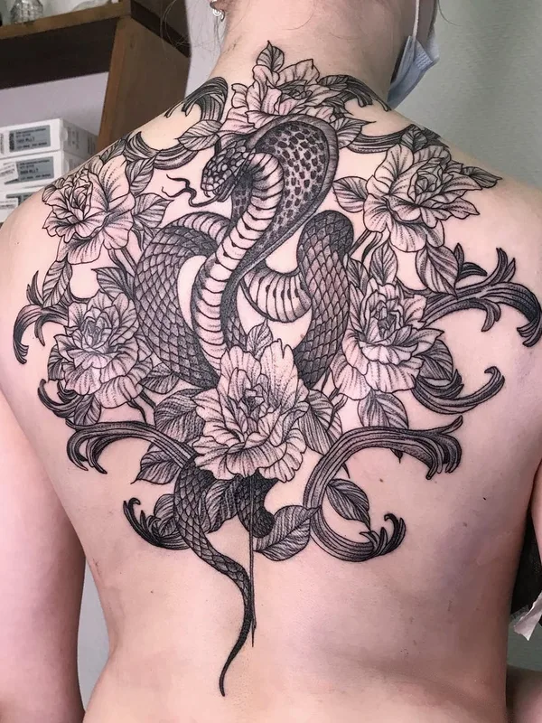 female black and grey blackwork 타투 부위 upper back #48923 | 타투이스트 Дора Ларина