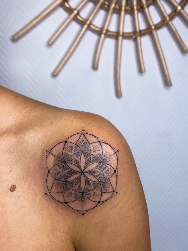 black geometric 타투 부위 shoulder #48992 | 타투이스트 Anastasia tattooer