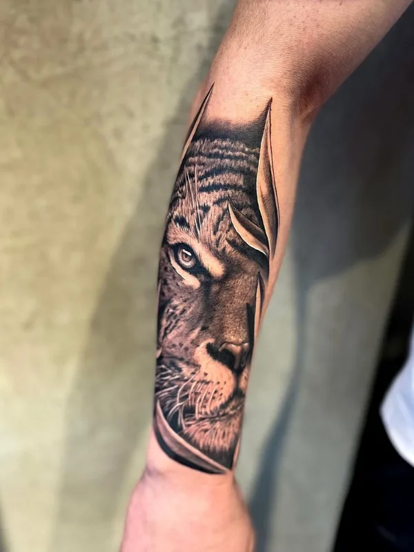 black and grey realism Tatuaggio su forearm #52180 | Tatuatore Савелий Шустовъ