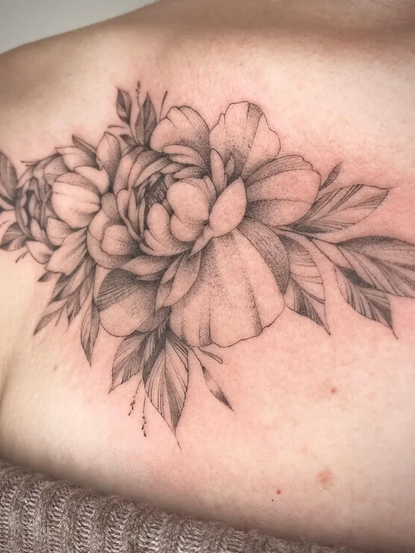 female black and grey black and grey Tatuagem em shoulder blade #52193 | Tatuador Ксения Антонова