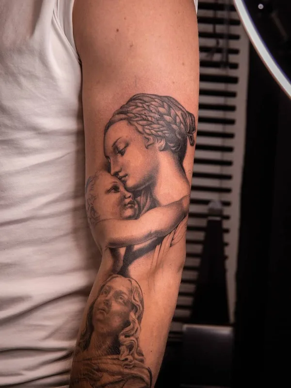 black and grey realism tatuaje en upper arm #52239 | Tatuador Герасимов Сергей