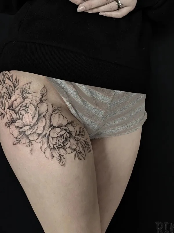 female black and grey fineline tatuaje en thigh #52252 | Tatuador Марина Филимоненко
