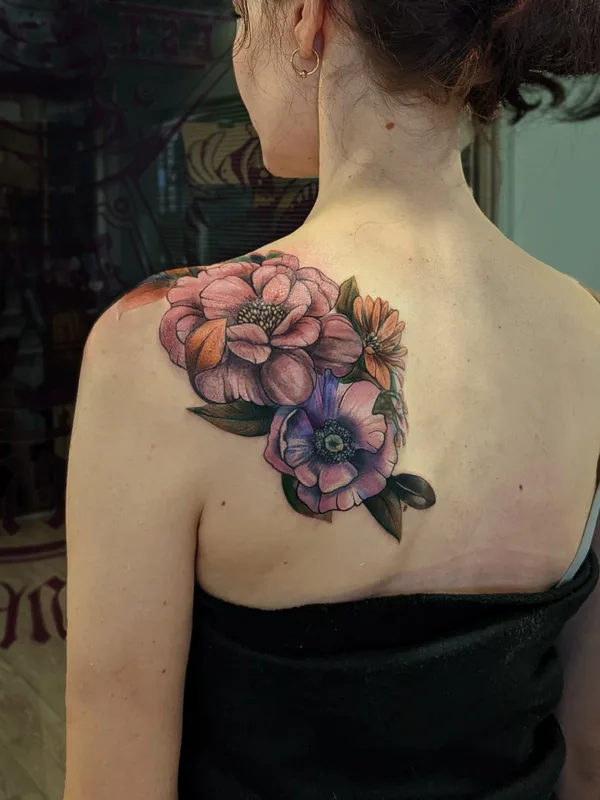 female color realism tatuaje en shoulder blade #52256 | Tatuador Марина Филимоненко