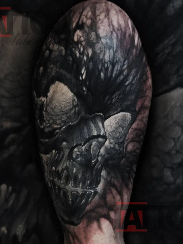 black and grey black and grey tatouage sur upper arm #31808 | Artiste tatoueur Max Drugger