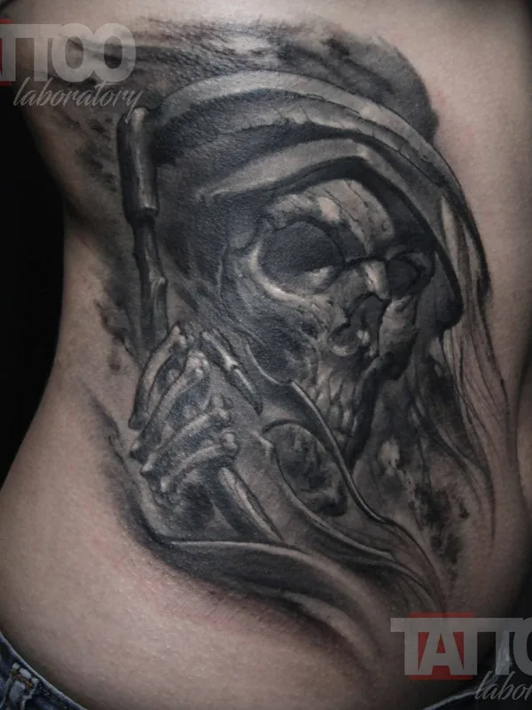 black and grey black and grey tatouage sur side #31811 | Artiste tatoueur Max Drugger