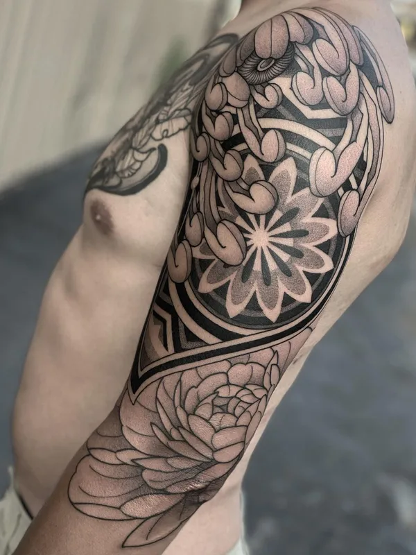 male black and grey ornamental tatuaje en full sleeve #42531 | Tatuador Zach Donn