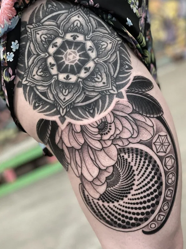 female black and grey blackwork tatuaje en thigh #42534 | Tatuador Zach Donn