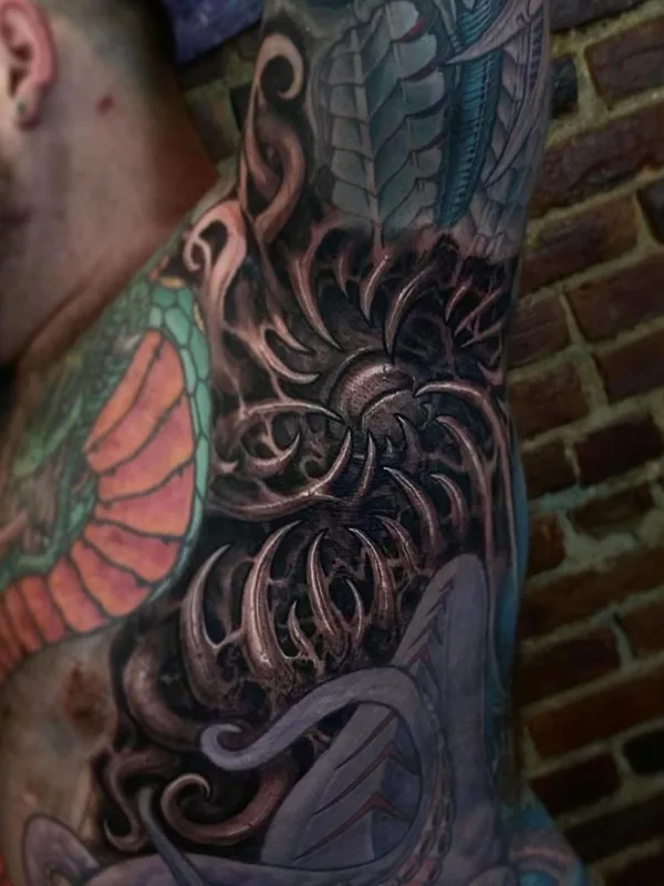 male black and grey biomechanical tattoo auf side #59838 | Tätowierer Jesse Levitt