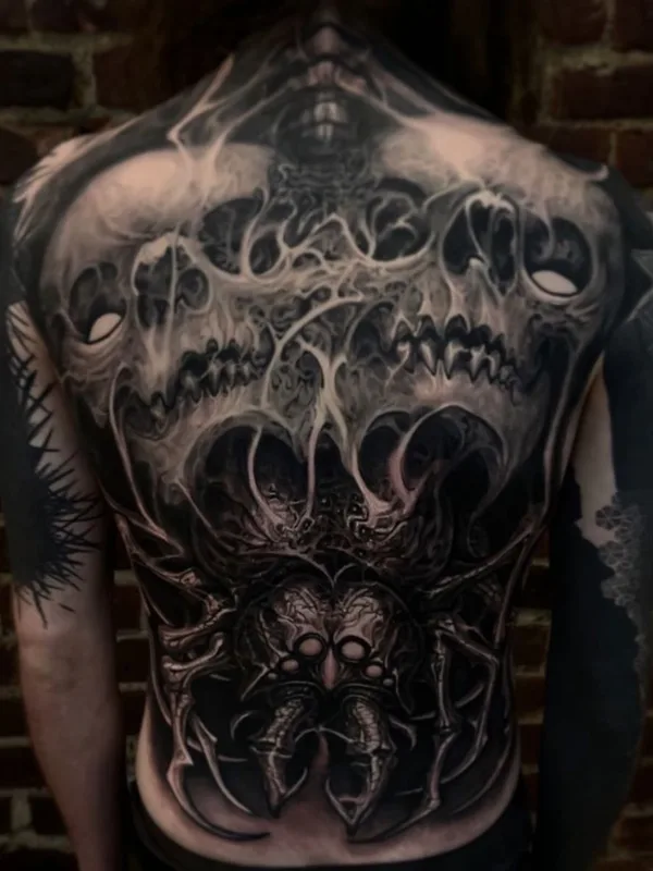 black and grey biomechanical tattoo auf full back #59830 | Tätowierer Jesse Levitt