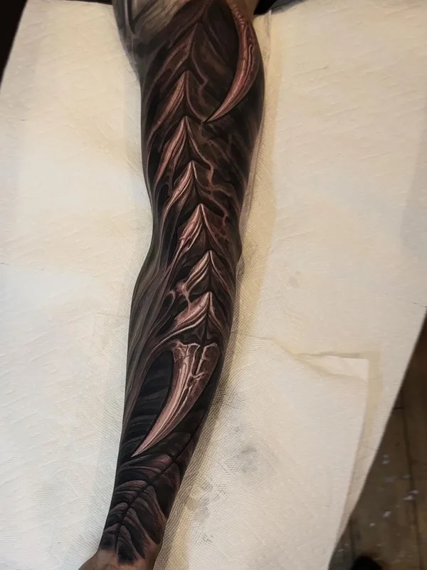 black and grey biomechanical tattoo auf full sleeve #59839 | Tätowierer Jesse Levitt