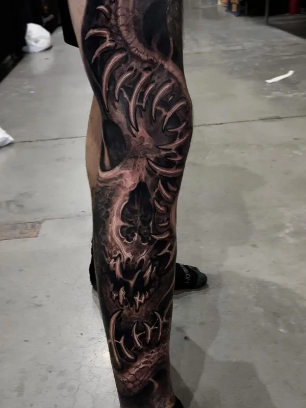 black and grey biomechanical tattoo auf calf #59840 | Tätowierer Jesse Levitt