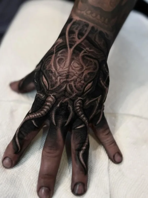 black and grey blackwork tattoo auf hand #59831 | Tätowierer Jesse Levitt