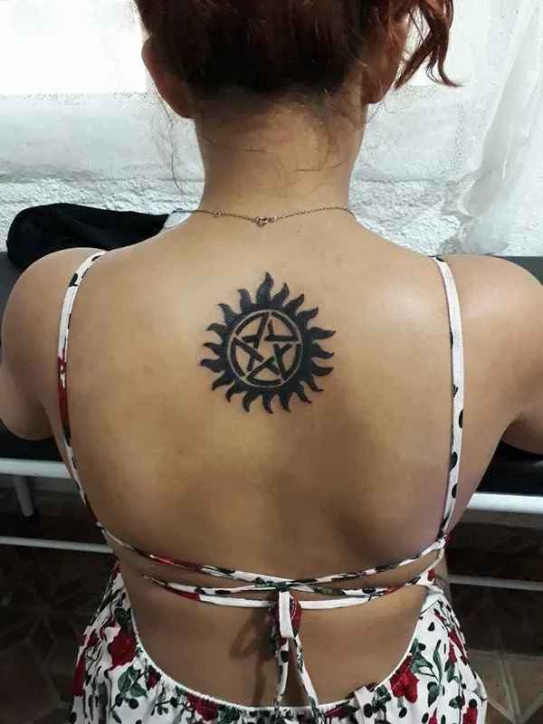 female black blackwork Tatuagem em upper back #16694 | Tatuador Patrícia Yutaka