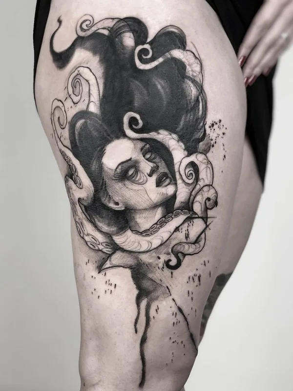 female black and grey blackwork tatouage sur thigh #27552 | Artiste tatoueur Paulo Reis