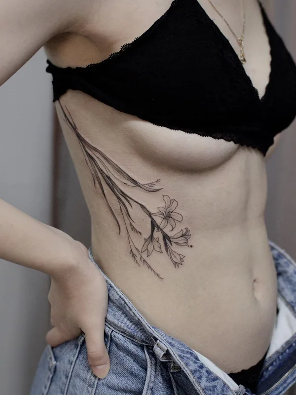 female black fineline Tatuagem em side #49071 | Tatuador Vanilla Green