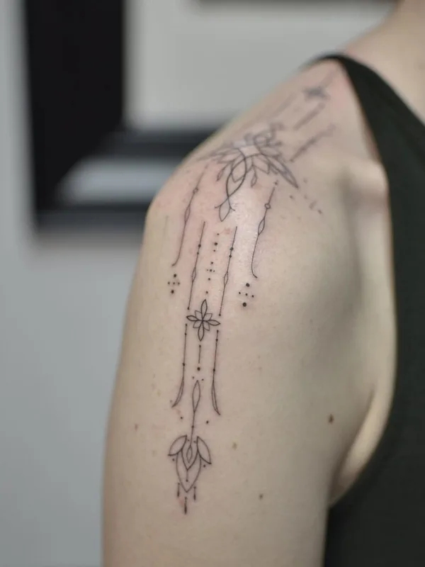 black linework Tatuagem em shoulder #49069 | Tatuador Vanilla Green