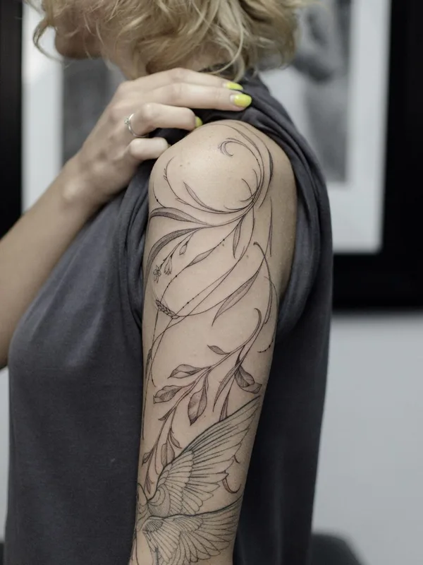female black and grey fineline Tatuagem em upper arm #49066 | Tatuador Vanilla Green