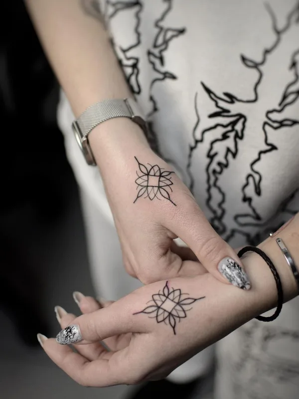 female black linework Tatuagem em hand #49070 | Tatuador Vanilla Green