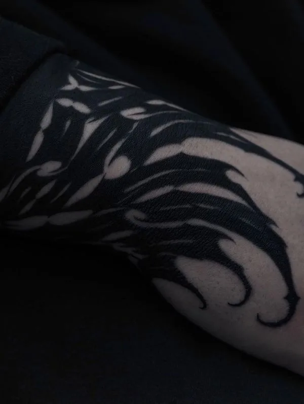 black blackwork tatuaje en back of hand #63061 | Tatuador ajnatattoos