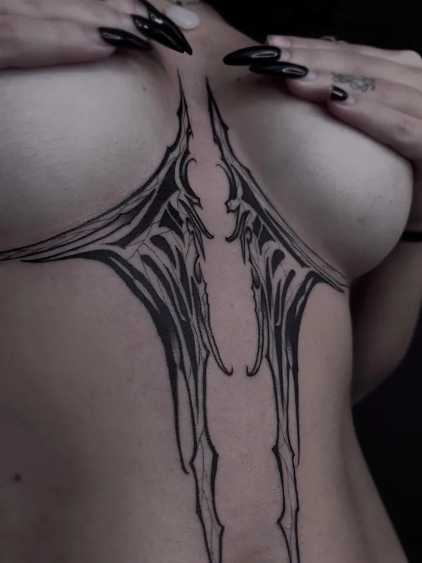 female black blackwork tatuaje en sternum #63067 | Tatuador ajnatattoos