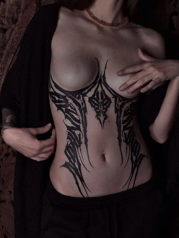 female black blackwork tatuaje en stomach #63068 | Tatuador ajnatattoos