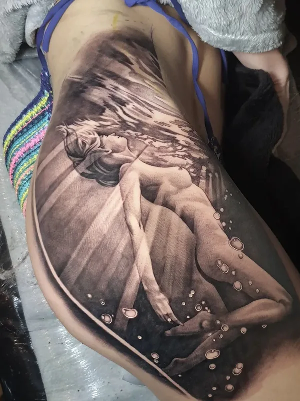 female black and grey realism татуировка на thigh #63095 | Тату мастер Bryan Graham Du Rand