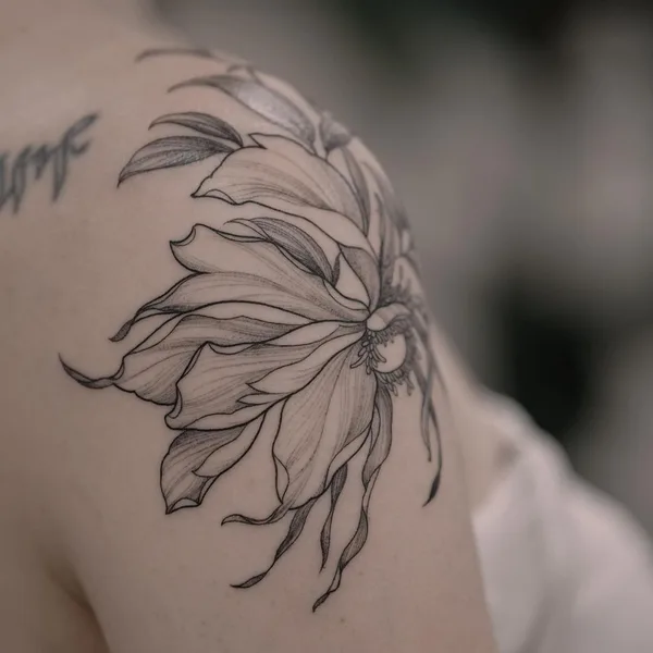 Feminine tattoo by Роман Итчев in Saint Petersburg