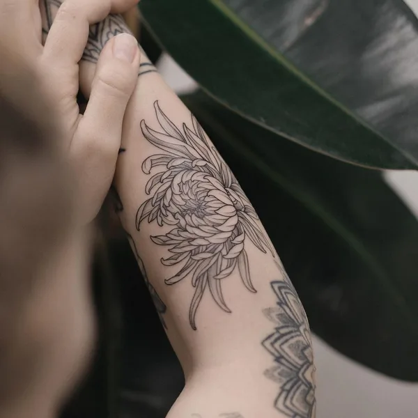 Feminine tattoo by Роман Итчев in Saint Petersburg