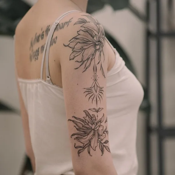 Feminine tattoo by Роман Итчев in Saint Petersburg