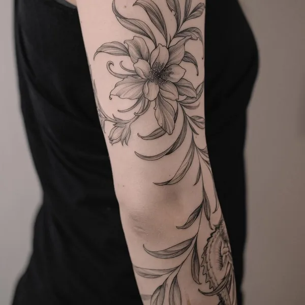 Feminine tattoo by Роман Итчев in Saint Petersburg