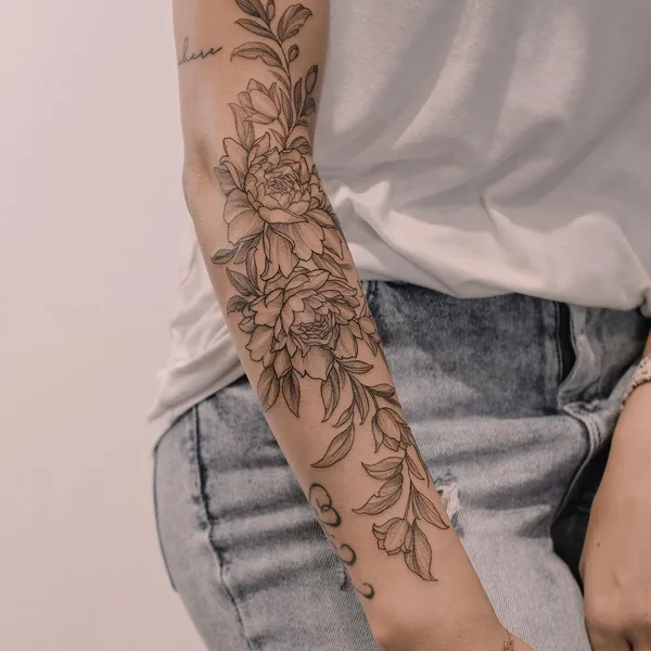 Feminine tattoo by Роман Итчев in Saint Petersburg