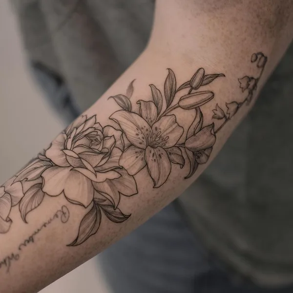 Feminine tattoo by Роман Итчев in Saint Petersburg