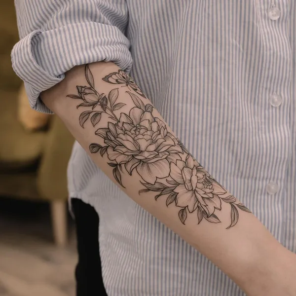 Feminine tattoo by Роман Итчев in Saint Petersburg